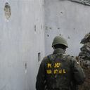 Los constantes hostigamientos por parte de la guerrilla a la estación de Policía de Toribío son evidentes en los muros de concreto que blindan la estación.