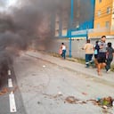Con quemas y bloqueos, el gremio de mototaxistas en Cartagena protesta por el decreto que prohíbe transitar con parrillero por la Avenida Pedro de Heredia.