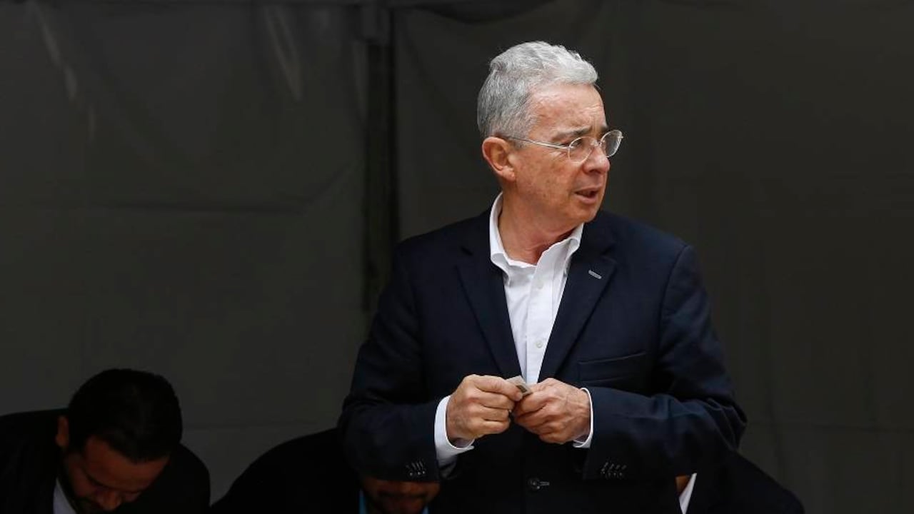 Al tomar la decisión de libertad del expresidente Uribe, la juez suspendió por 30 minutos la audiencia, tiempo que puede ser extendido, para que la contraparte, las víctimas, se reúnan y decidan si apelan o no la decisión.