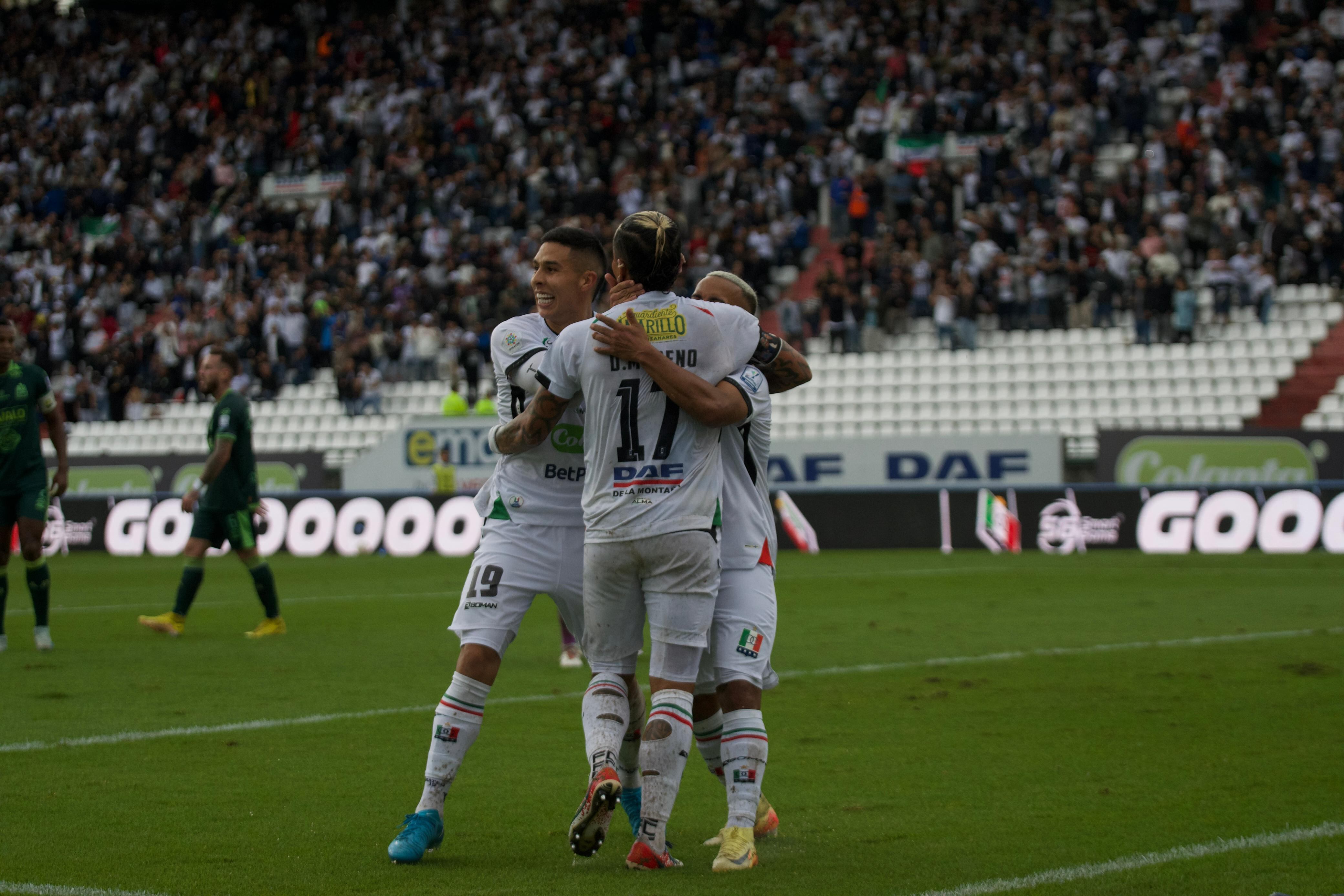 Dayro Moreno celebrando uno de los goles de Once Caldas ante Bucaramanga