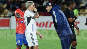 Quintero y Reyes hablando durante el partido ante Pasto en el estadio Libertad