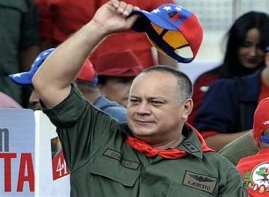 Diosdado Cabello, uno de los líderes chavistas más polémicos, hizo varias declaraciones sobre lo que está ocurriendo en Cuba y algunas fueron insólitas. En una rueda de prensa del partido, Cabello dijo que lo que se vio sobre las movilizaciones en la isla era gente que “estaba celebrando la Eurocopa” y que todo se trataba de un montaje.