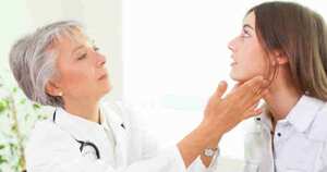 Se dice que es un tipo de cáncer silencioso porque hasta el momento no se conocen las causas de su origen y puede aparecer en cualquier momento de la vida.