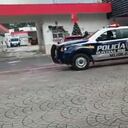 Según la información, dos de las personas que murieron pertenecieron a la Policía. Una de ellas, una mujer, alcanzó a ser llevada a las instalaciones de la Cruz Roja y la otra, el hombre que pereció en el lugar de los hechos.