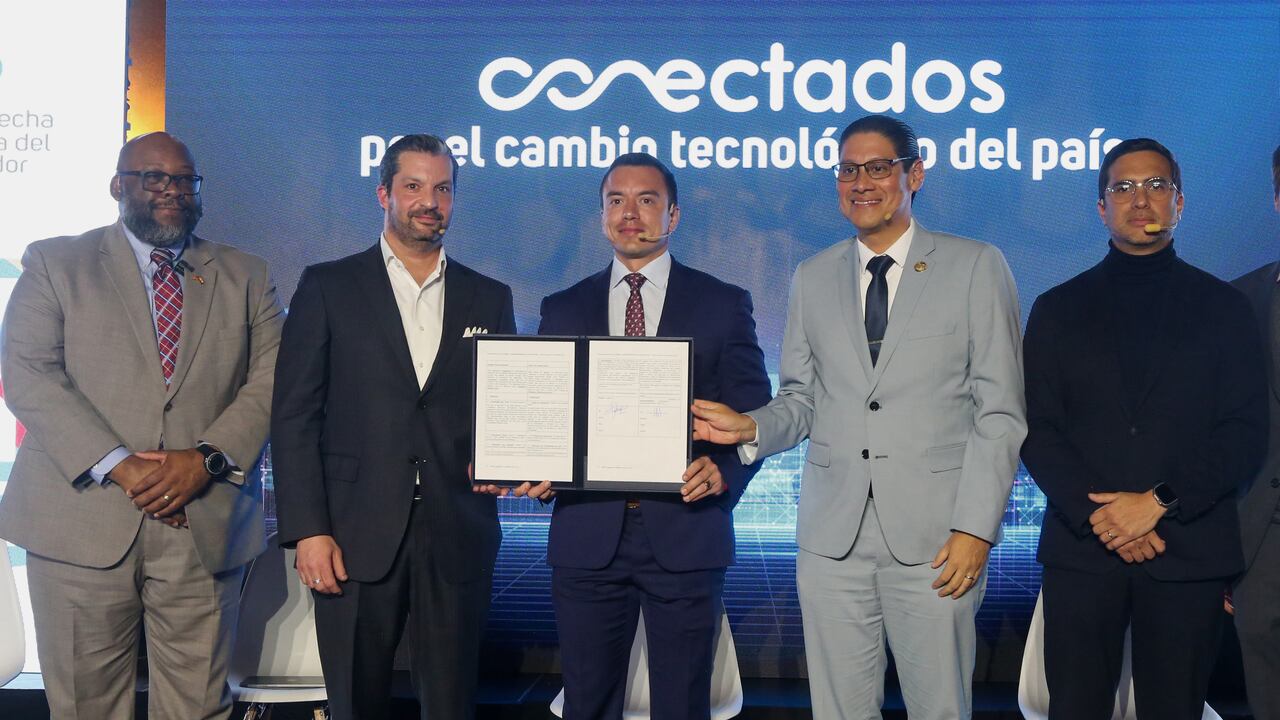 El presidente de Ecuador, Daniel Noboa, junto al embajador de Estados Unidos en Ecuador, Arthur W. Brown, el representante de Google Cloud, Milton Larsen, el ministro de Telecomunicaciones, César Martín, y el gerente general de CNT, Roberto Curi, durante un evento en el Palacio de Gobierno el 27 de enero de 2025 en Quito, Ecuador.