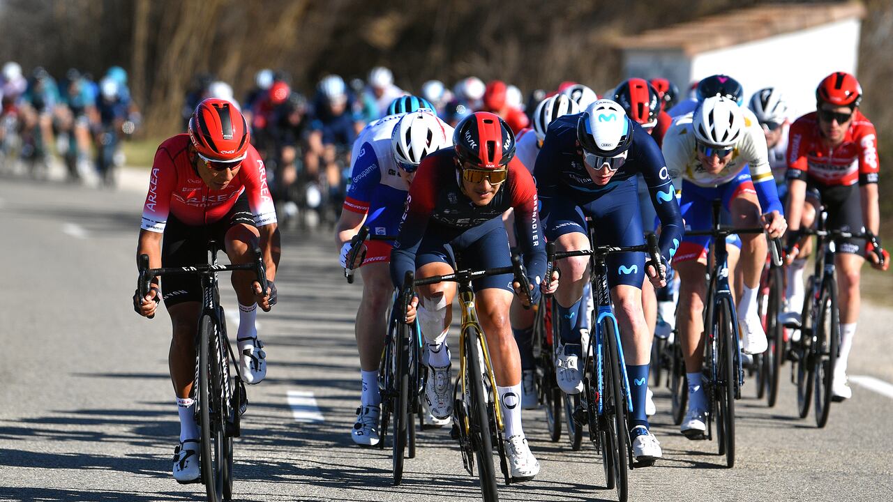 Nairo Quintana junto al lote principal encabezado por Elia Viviani en el Tour de la Provence 2022