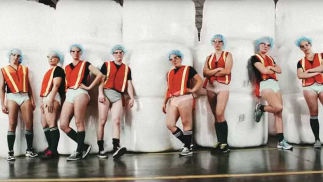 Estas son algunas de las imágenes de la campaña de Kimberly-Clark en Estados Unidos con el fin de vender pañales para adultos entre personas que no son de la tercera edad, pero que sufren episodios de incontinencia.