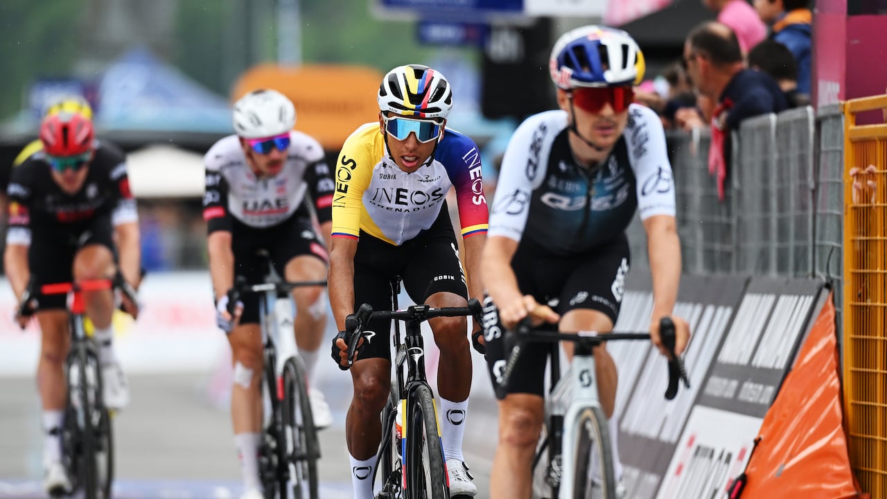 Egan Bernal cruzando al meta en Bormio, en la etapa 17 del Giro de Italia.