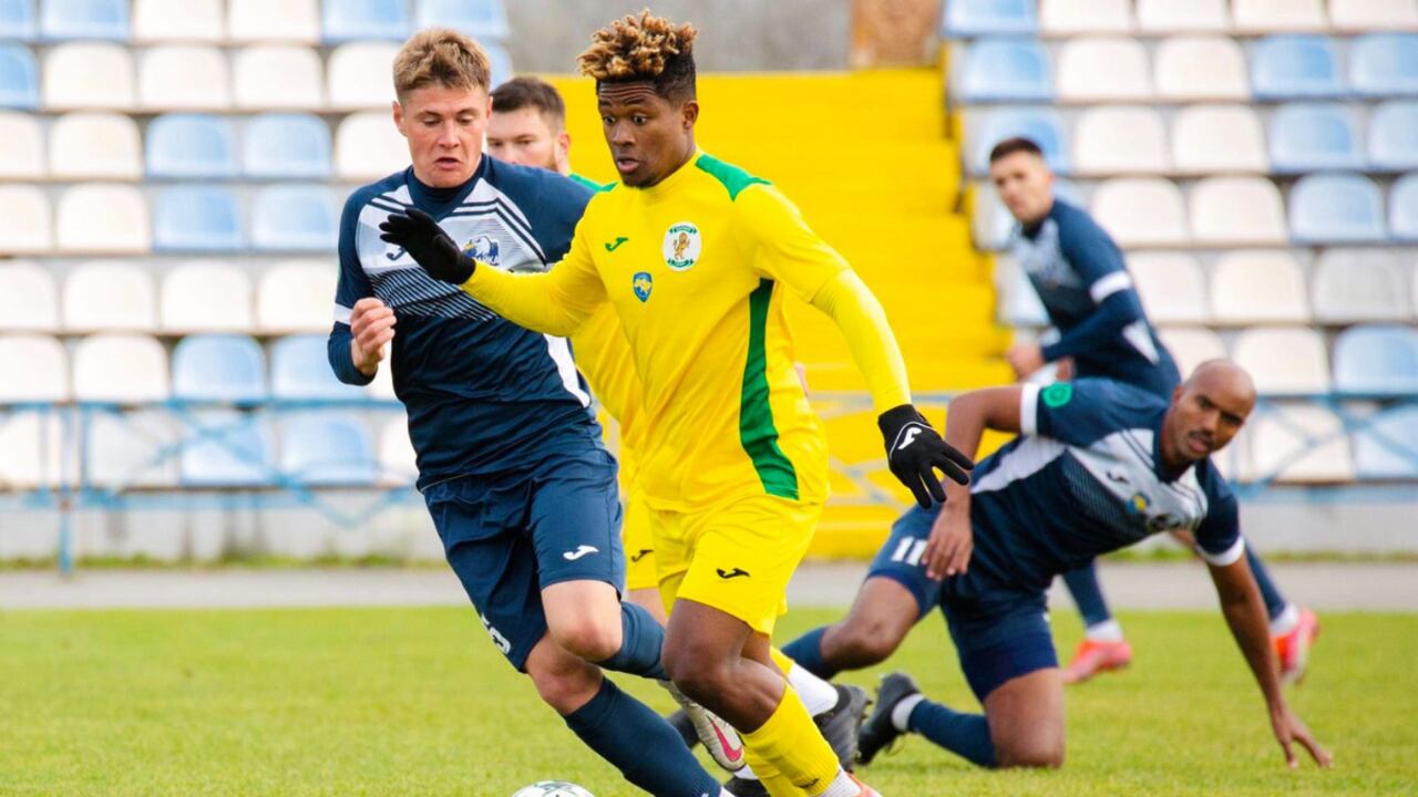 El colombiano que milita en el Karpaty Halych implora ayuda ante los constantes ataques.