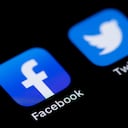 KIRCHHEIM UNTER TECK, ALEMANIA - 9 DE MARZO: (BILD ZEITUNG OUT) En esta ilustración fotográfica, los logotipos de Facebook y Twitter en la pantalla de un iPhone el 9 de marzo de 2021 en Kirchheim unter Teck, Alemania. (Foto de Tom Weller / DeFodi Images a través de Getty Images)