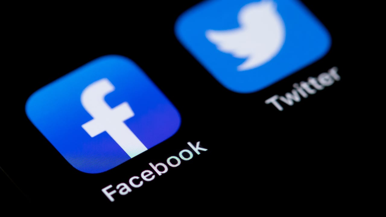 En esta ilustración fotográfica, los logotipos de Facebook y Twitter en la pantalla de un iPhone el 9 de marzo de 2021 en Kirchheim unter Teck, Alemania. (Foto de Tom Weller / DeFodi Images a través de Getty Images)