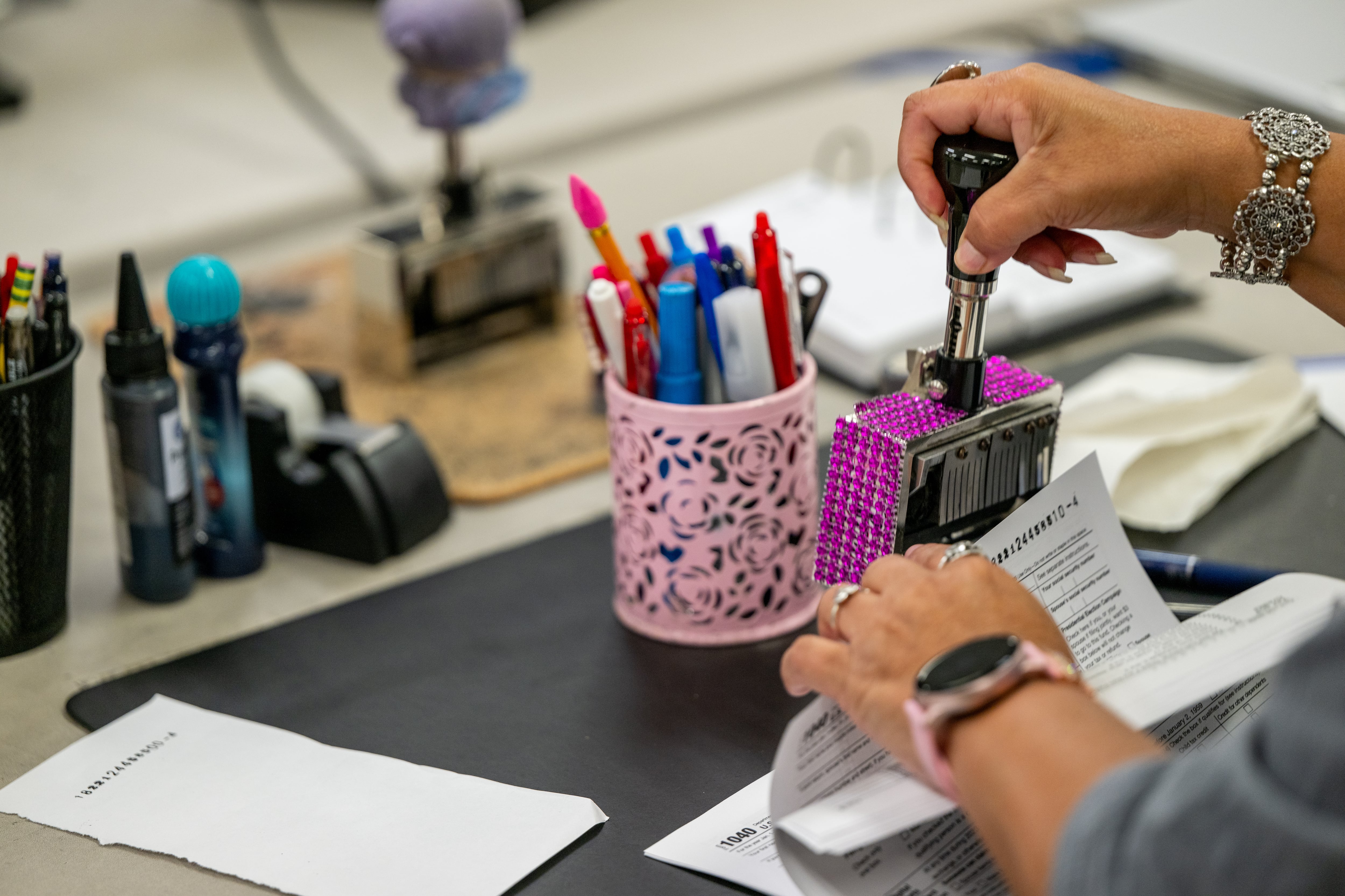 Un empleado del Centro de Servicio demuestra la preparación de documentos en las instalaciones de procesamiento del IRS el 6 de septiembre de 2024 en Austin, Texas.