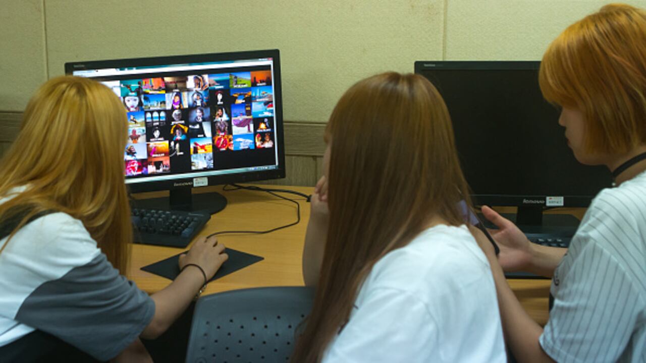 La mayoría de surcoreanos celebran el hecho de sentirse un poco más jóvenes con la nueva legislación. “Mi edad se ha reducido”, señaló el estudiante de un colegio, Yoon Jae-ha, de la ciudad portuaria de Busan, quien agregó que “me gusta ser más joven porque entonces mi madre cuidará de mí durante más tiempo”.