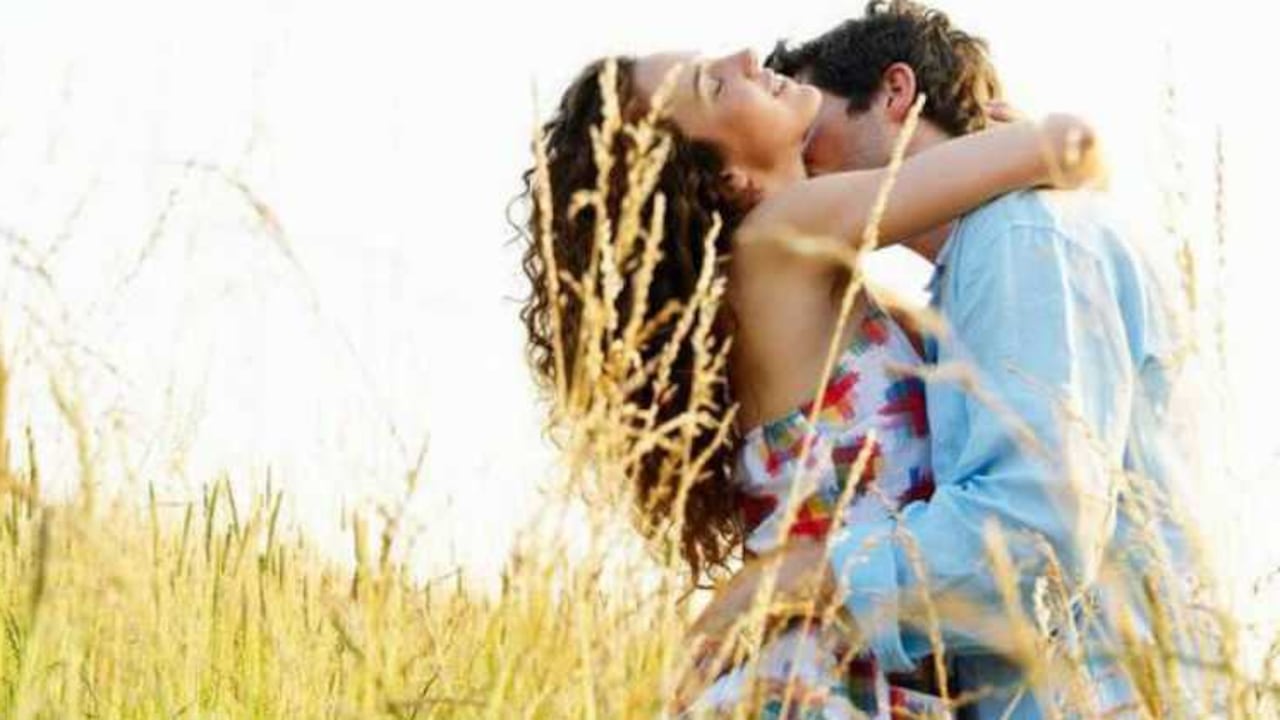 Estudio descarta la creencia de que besarse de forma romántica sea un comportamiento universal.