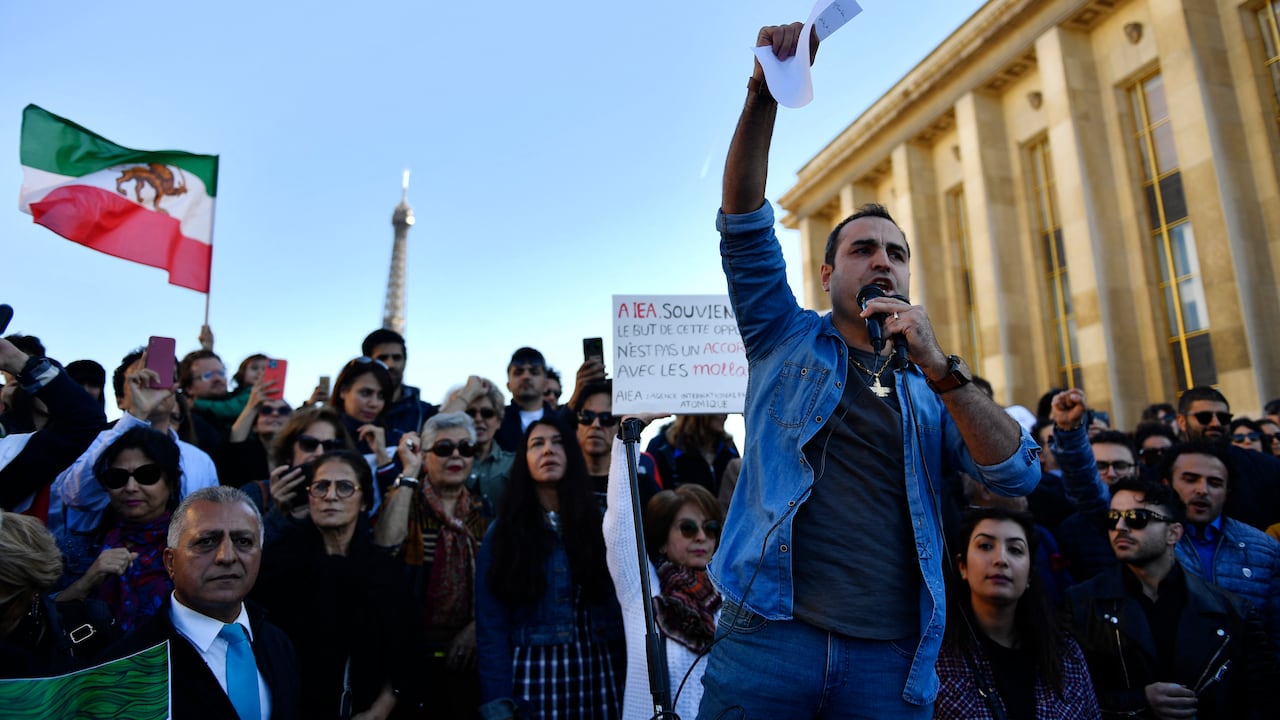 Los ciudadanos de Irán siguen manifestándose a pesar de la represión. (Photo by JULIEN DE ROSA / AFP)
