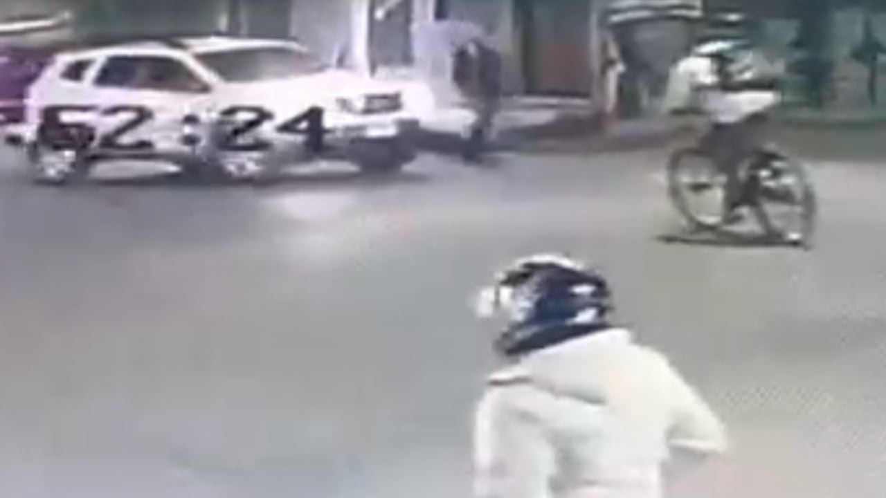 Momento exacto en el que el peatón es atropellado en Fontibón.
