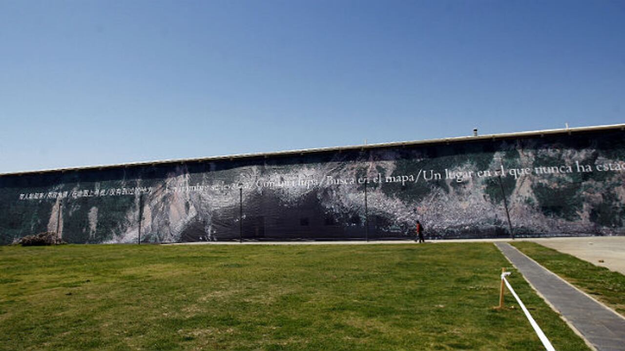 Vista de un lienzo del artista chino Ai Weiwei de 900 metros cuadrados que cubre la fachada de la antigua cárcel en el Parque Cultural de Valparaiso, Chile.