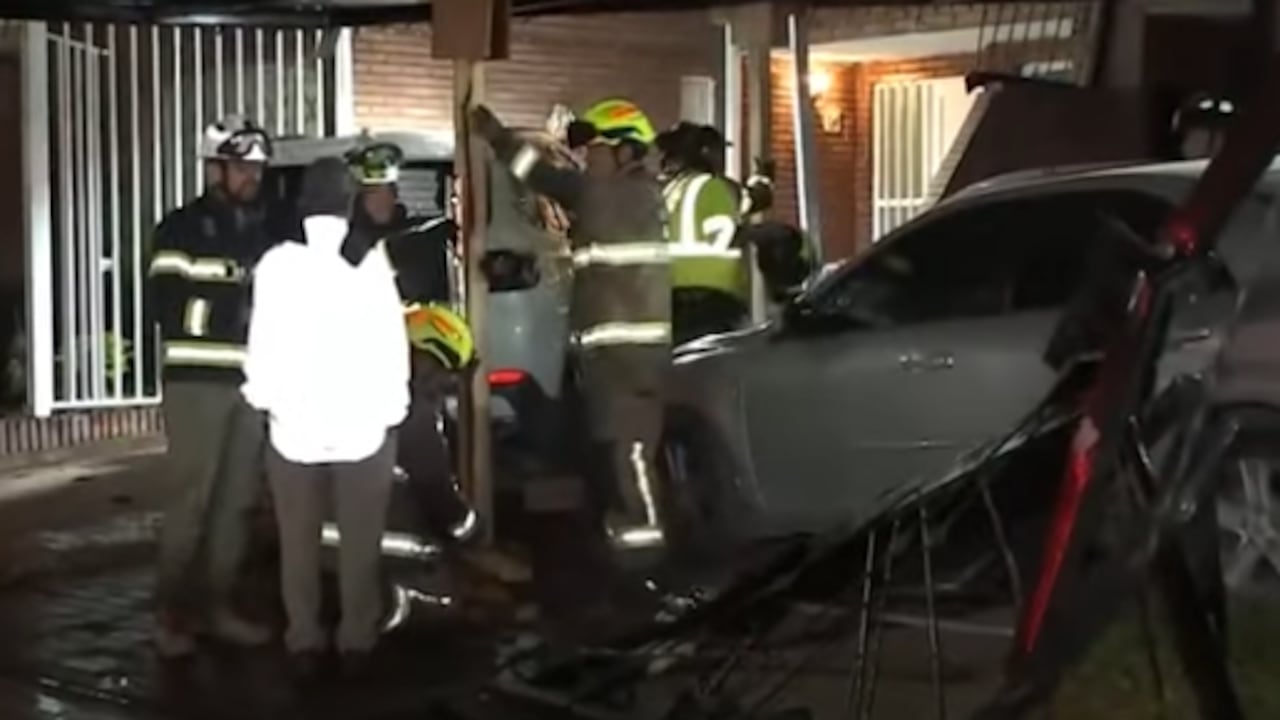 Acccidente en Bogotá: camioneta terminó dentro de una casa y dejó heridos