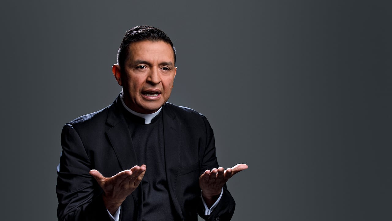 Jesús Hernán Orjuela, el padre Chucho. Bogotá, marzo 19 de 2024.
Foto: JuanCarlos Sierra-Revista Semana.