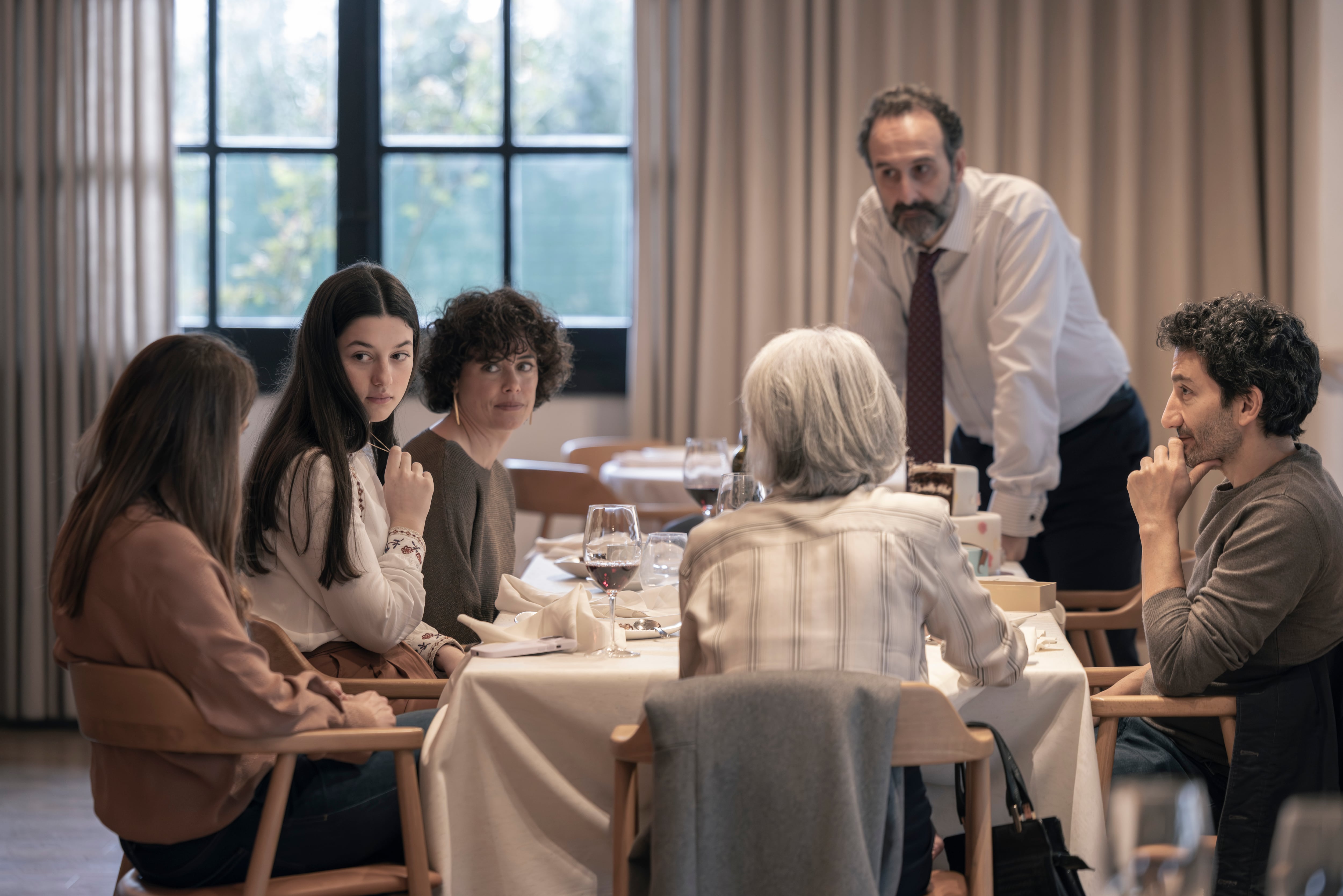 Fotograma de 'Los domingos' y de una de sus comidas familiares. BTEAM Pictures