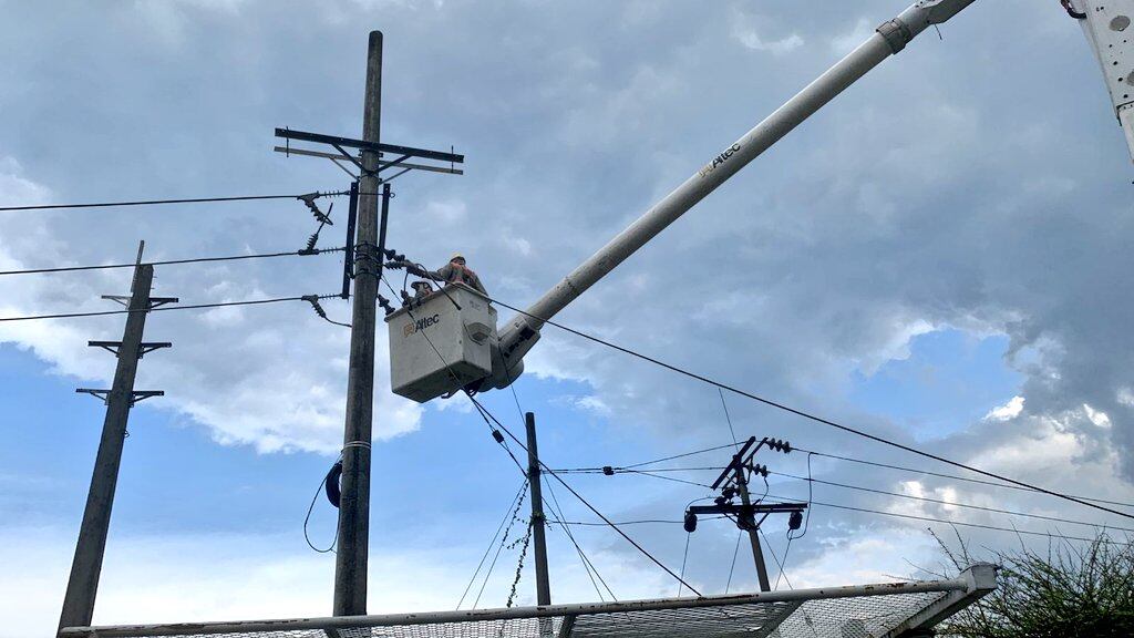 Ruptura de tubo de acueducto en Cali dejó gigante cráter en plena vía pública.