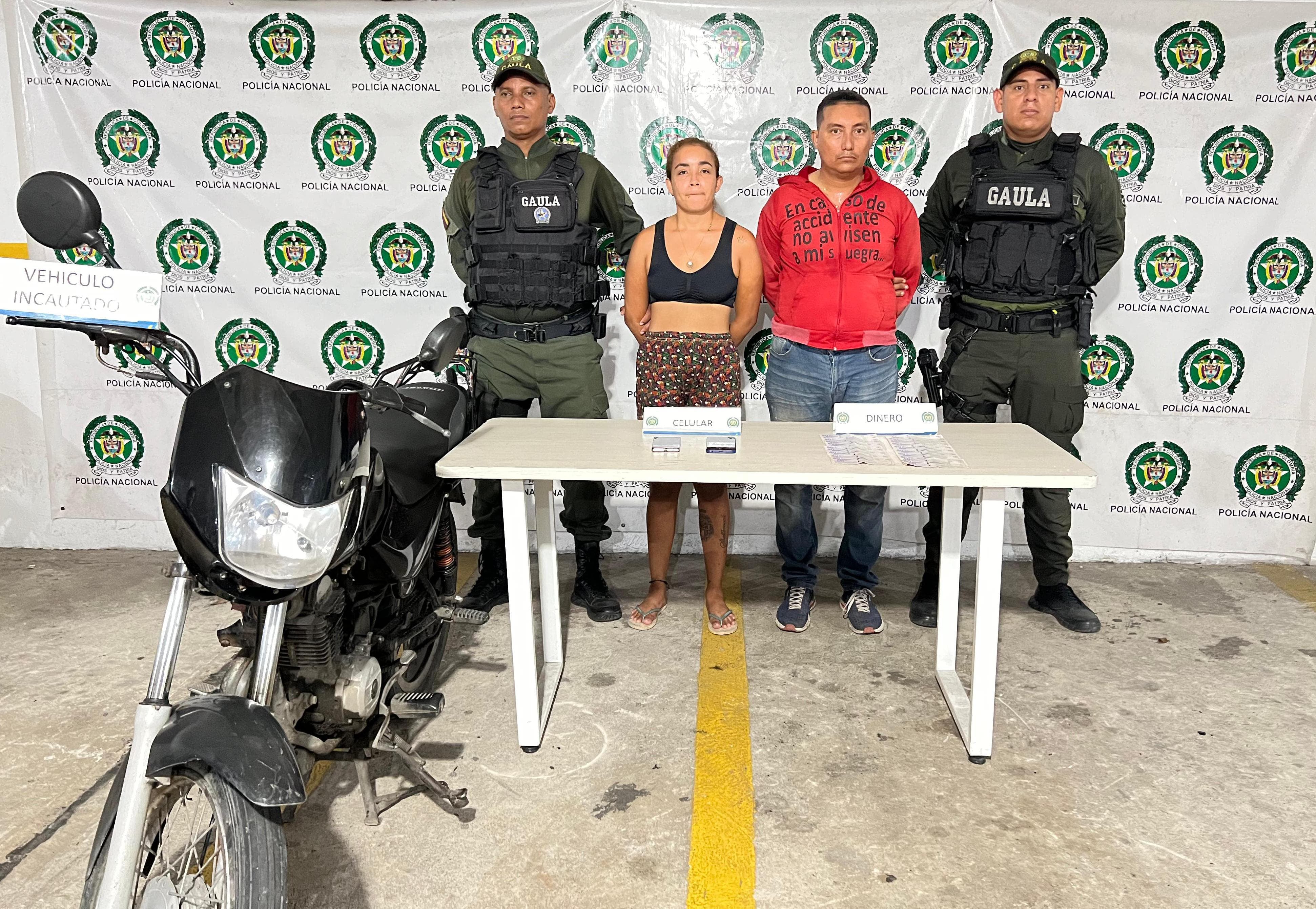 Las dos personas capturadas por extorsión a un comerciante.