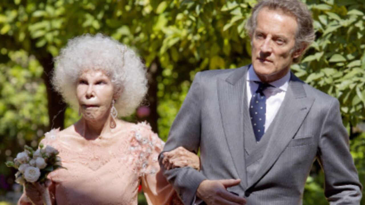 Hasta hace poco, el novio usó el transporte público para ir a su trabajo en el Ministerio de Seguridad Social. Ahora que el matrimonio lo convirtió en duque consorte, va a pedir la jubilación pues, como ha declarado a la prensa, no piensa perder lo que le corresponde tras haber cotizado 30 años.