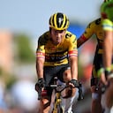 Primoz Roglic, corredor del Jumbo Visma, sufre una aparatosa caída en la etapa 16 de la Vuelta a España 2022.