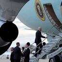 El presidente de EE. UU., Joe Biden, directo a Israel, sube la escalerilla del Air Force One en la base aérea de Andrews, Maryland, el martes 17 de octubre de 2023. (AP Foto/Susan Walsh)