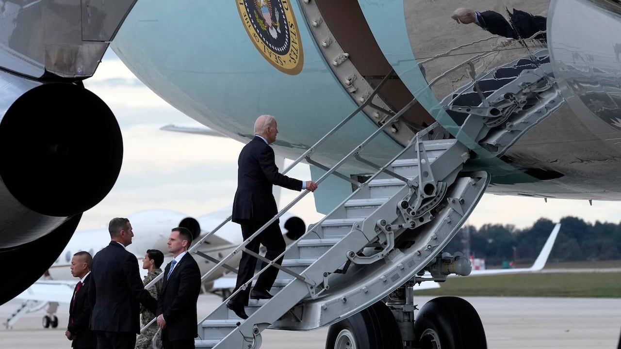 El presidente de EE. UU., Joe Biden, directo a Israel, sube la escalerilla del Air Force One en la base aérea de Andrews, Maryland, el martes 17 de octubre de 2023. (AP Foto/Susan Walsh)