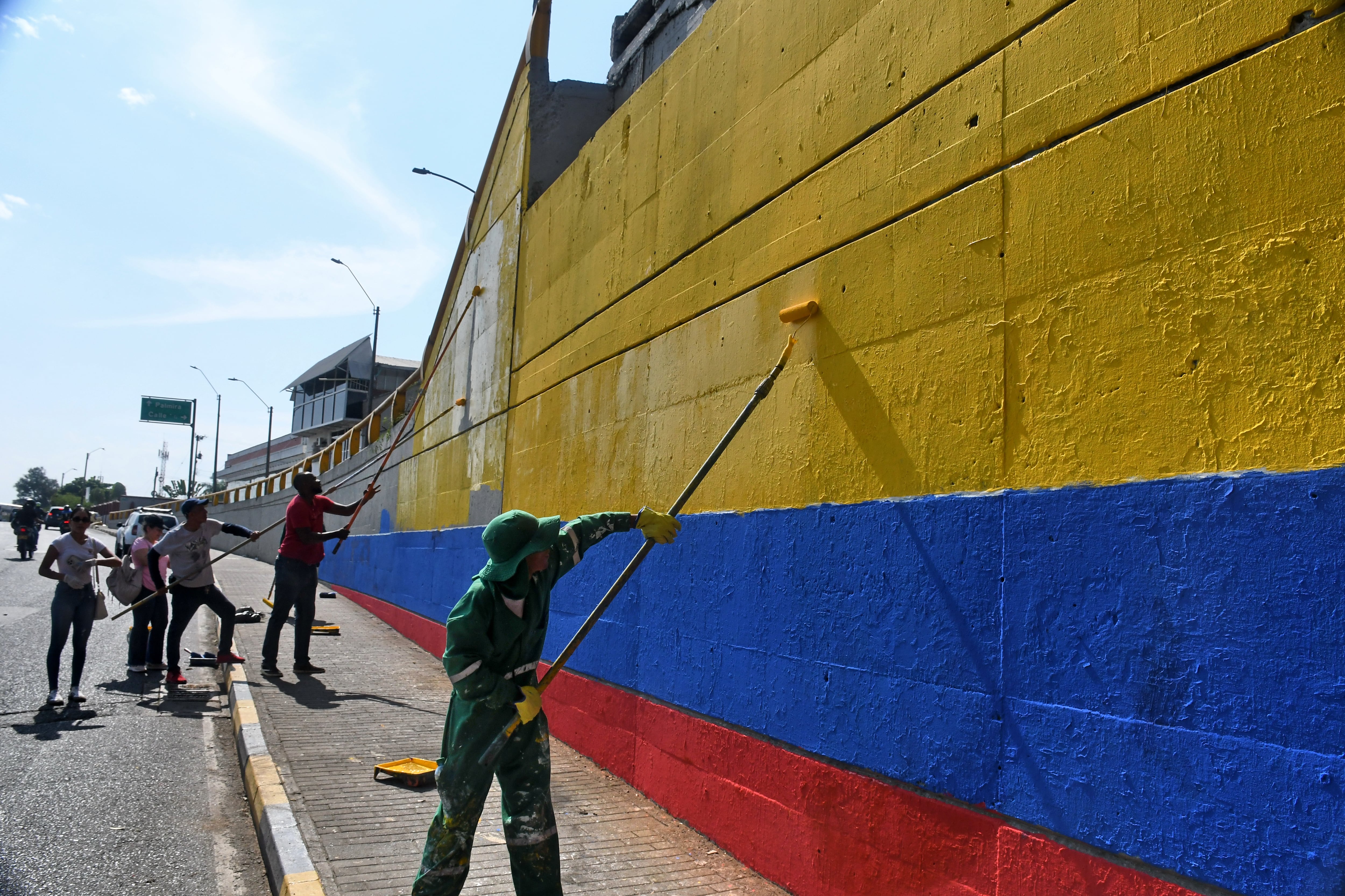Cali: La ciudad se engalana con los colores de los símbolos patrios en los principales puentes y vías de la ciudad con motivo de la posesión del nuevo presidente de Colombia, Abelardo de la Espriella.