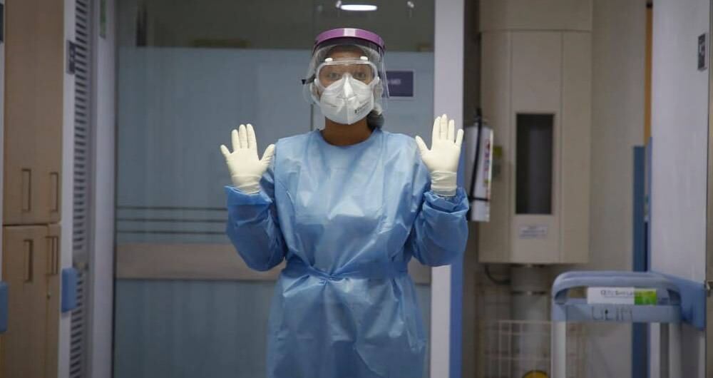 Los guantes de látex son comúnmente utilizados por personal de salud. Foto: Guillermo Torres/ SEMANA. 