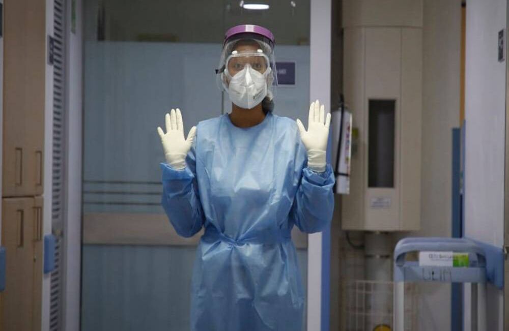 El traje con el que el personal médico combate el coronavirus está compuesto por tapabocas N95, gorros quirúrgicos desechables, monogafas, visores, overoles hechos con polipropileno y guantes desechables de látex. Finalmente, en los pies llevan puestos los llamados 'suecos de hospital’, que son un calzado ligero e higiénico. Foto: Guillermo Torres/ SEMANA. 