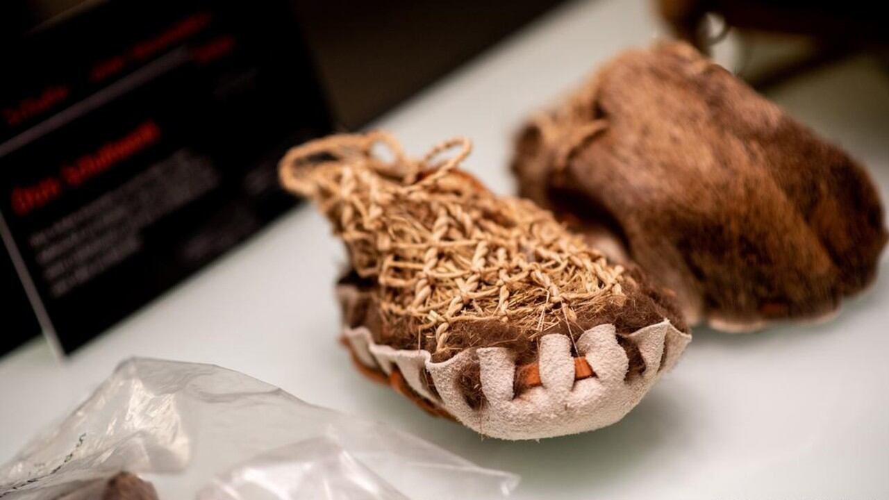 Reconstrucción del calzado de Ötzi, expuesta en el Landesmuseum de Oldenburg en 2023.