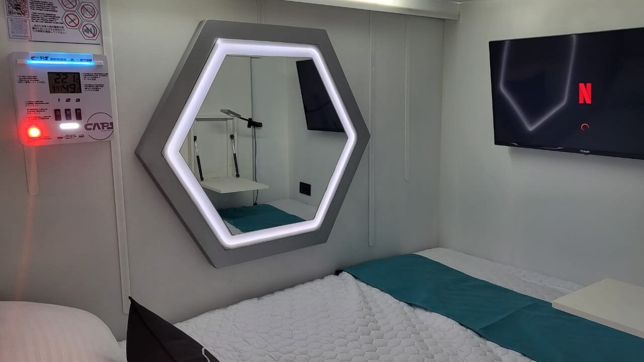 Caps Future Rooms, un emprendimiento liderado por el bogotano Álvaro Ovalle, inauguró en la capital del país el primer hotel tipo cápsula al interior de un centro comercial en Colombia.