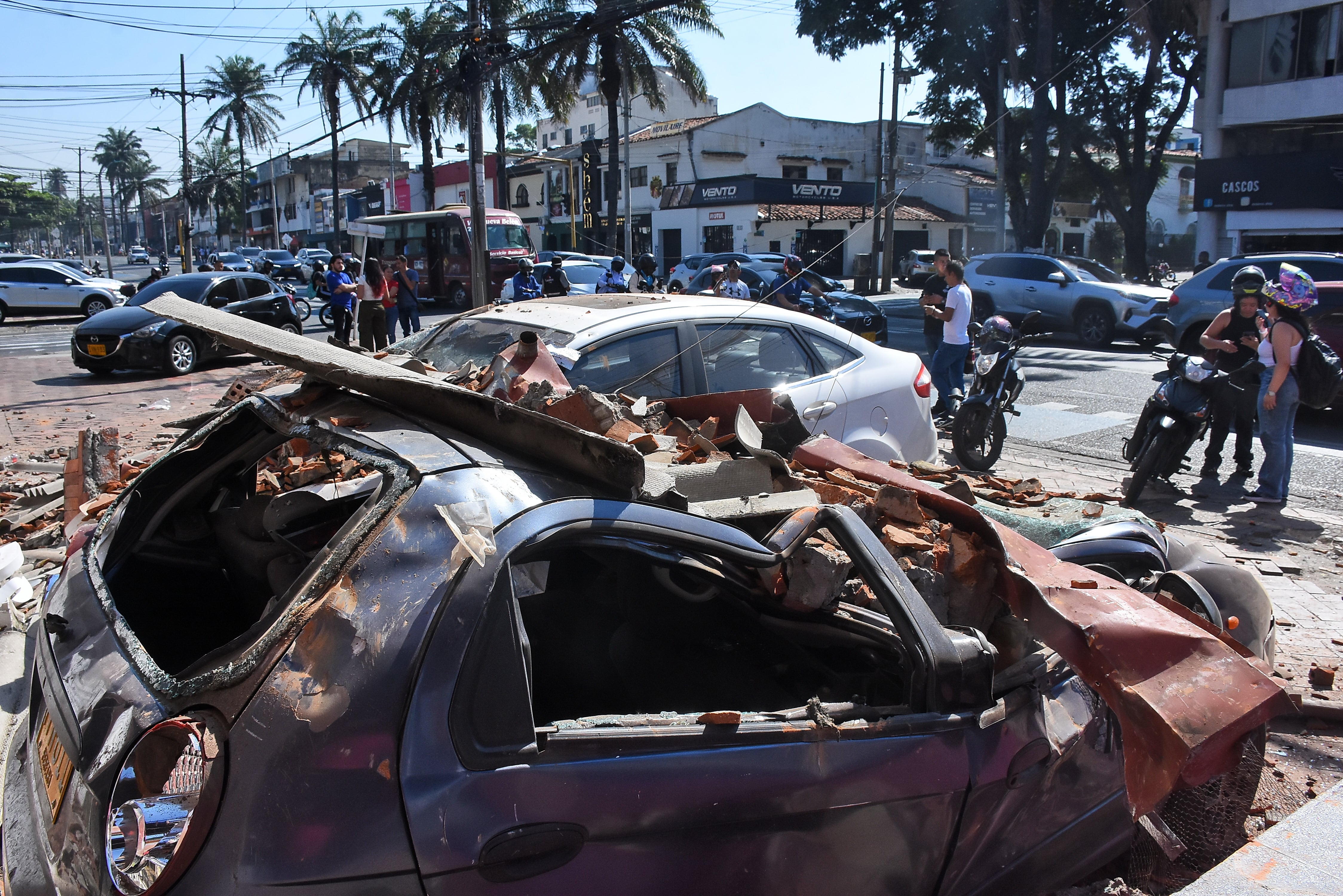 Terremoto en Cali, Colapso de infraestructura en diferentes lugares de la ciudad. Clínica de Colores, DESA, Galería Alameda, Edificaciones sobre la avenida roosvelt y al frente del coliseo de Hockey Miguel Calero.