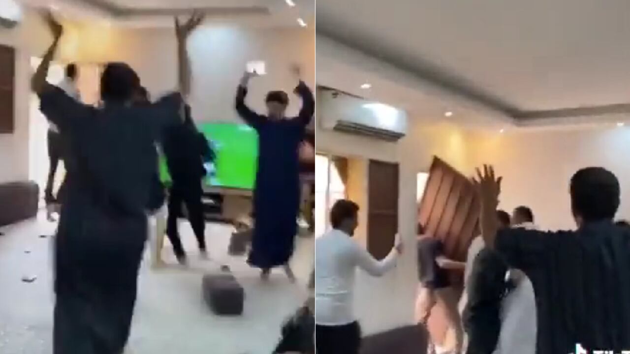 Hinchas árabes celebran a rabiar el triunfo de su selección ante Argentina.