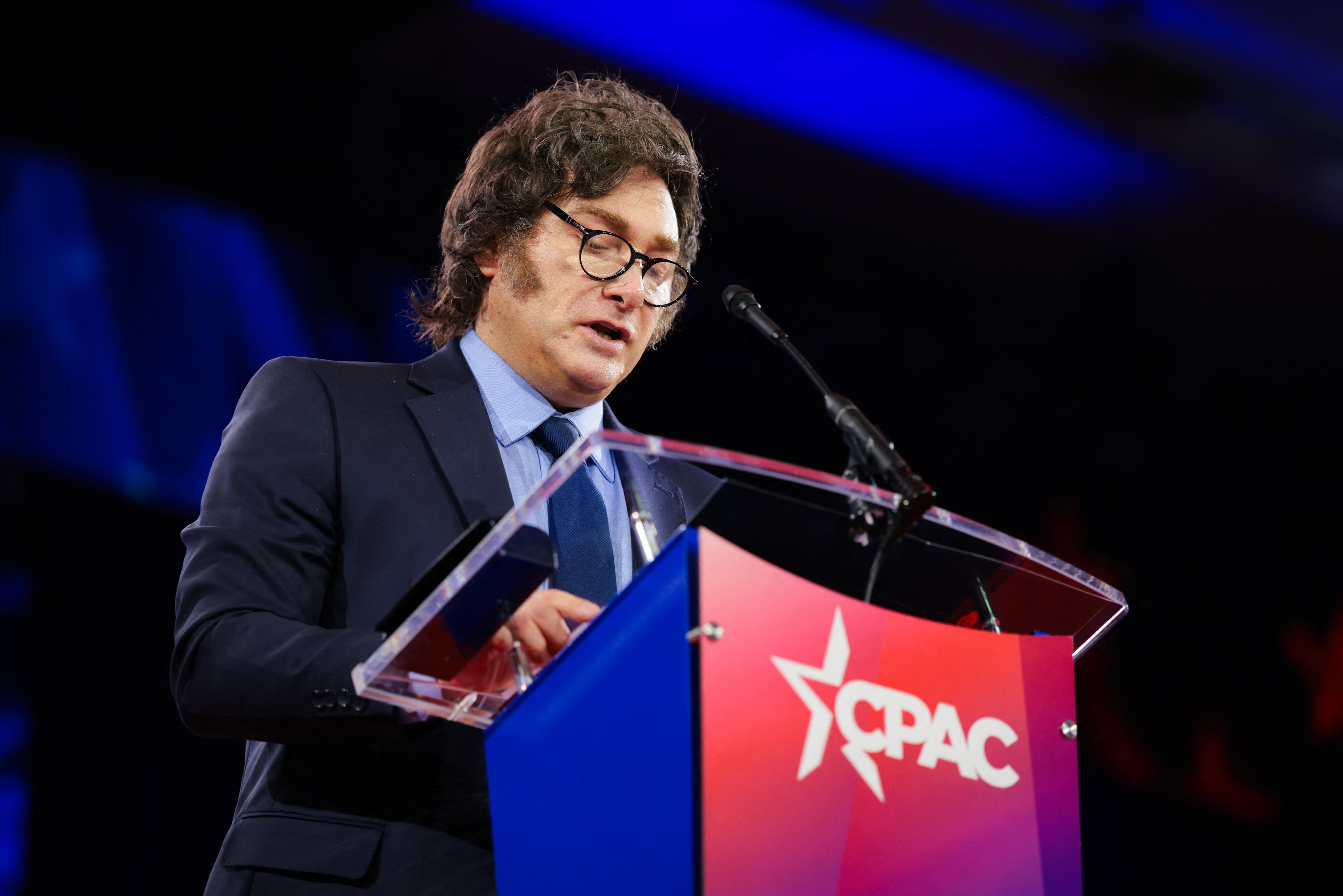 El presidente de Argentina, Javier Milei, habla en el escenario durante la Conferencia de Acción Política Conservadora (CPAC) en el Gaylord National Resort & Convention Center el 22 de febrero de 2025 en Oxon Hill, Maryland.