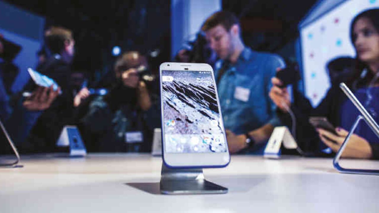 El teléfono Pixel viene en dos tamaños: 5 y 5,5 pulgadas. Incluye cámara de 12 megapixeles y puerto USB-C que permite cargarlo en solo 15 minutos.