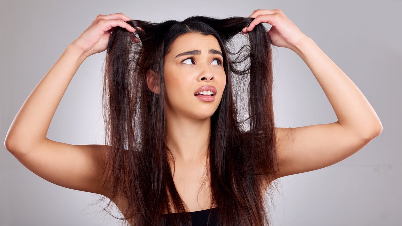 Existen varios aceites naturales que ayudan a tener un pelo abundante como el aceite esencial de romero y el de lavanda.