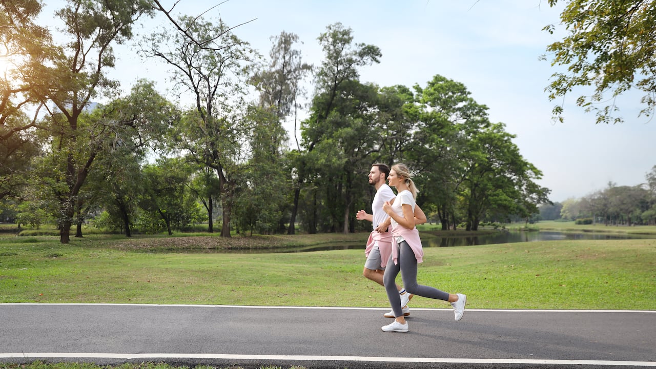 Caminar no es suficiente: estudios revelan cuál es esa actividad clave que podría ayudar a mejorar la salud