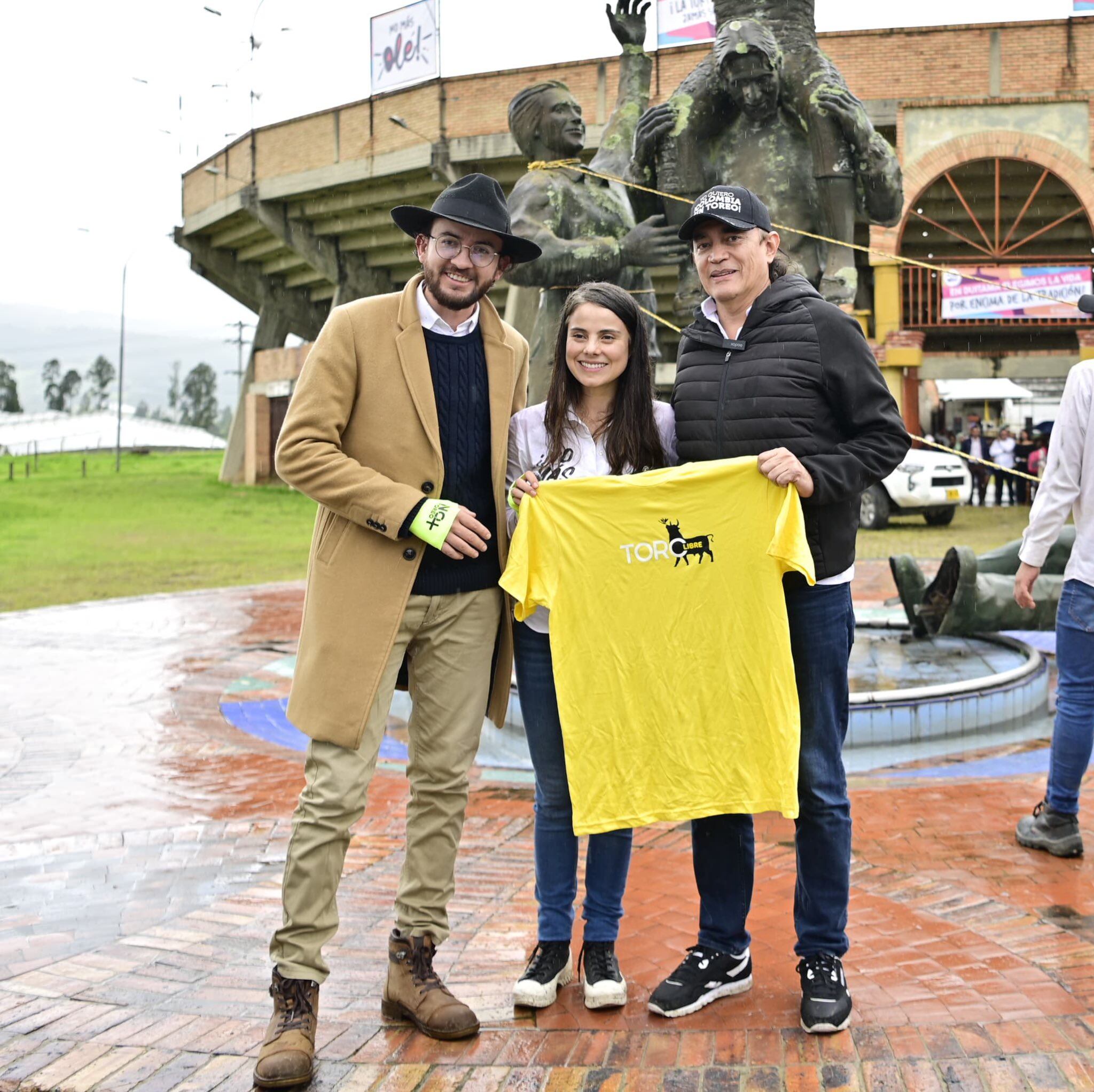 El alcalde de Duitama, José Luis Bohórquez, la senadora Esmeralda Hernández y Gustavo Bolívar.