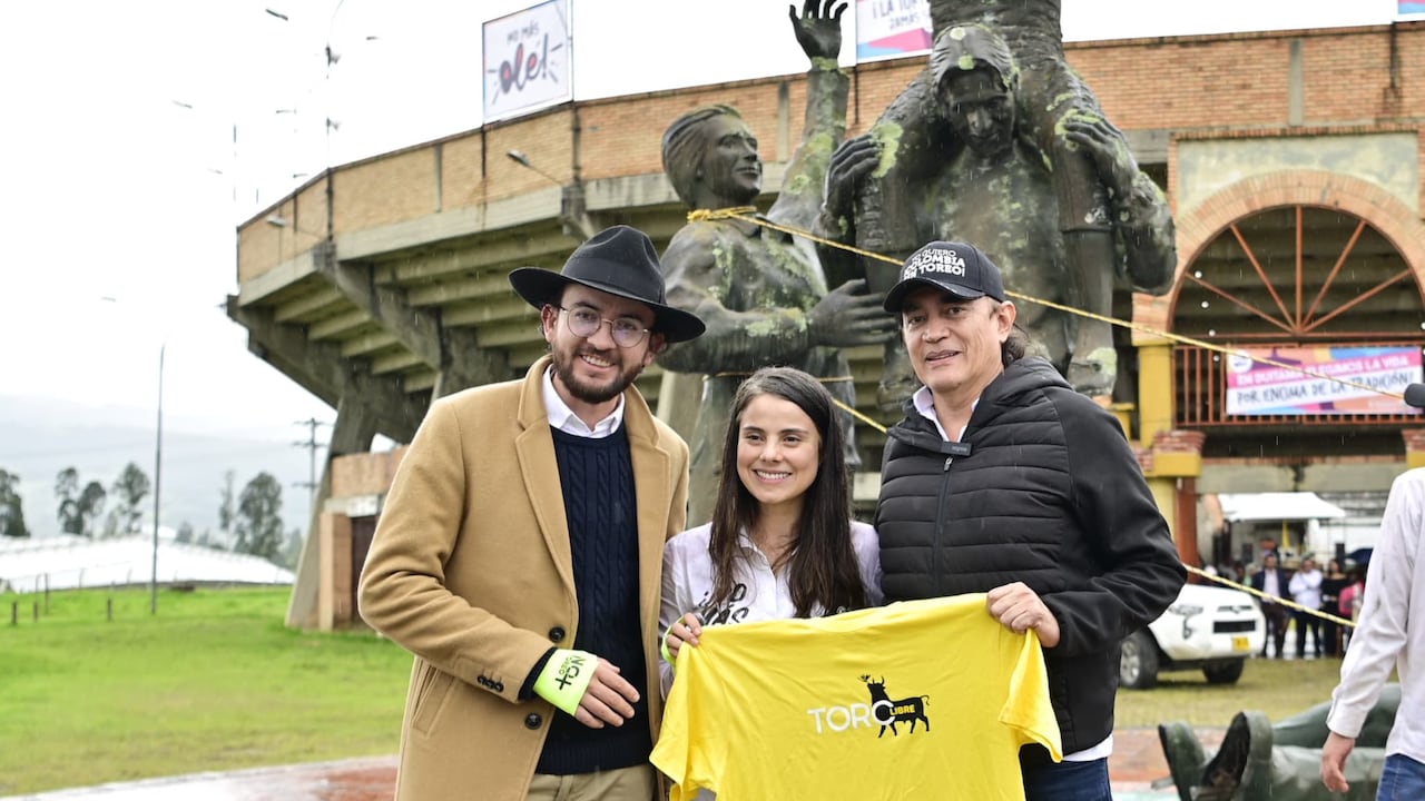 El alcalde de Duitama, José Luis Bohórquez, la senadora Esmeralda Hernández y Gustavo Bolívar.