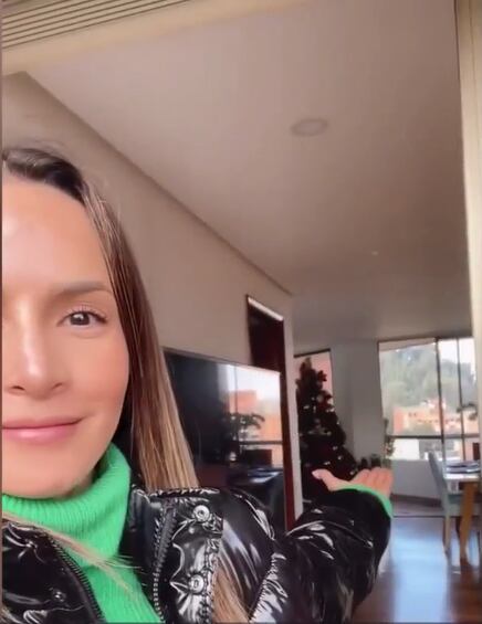 Carmen mostrando su árbol de Navidad. Historia de @cvillaloboss.