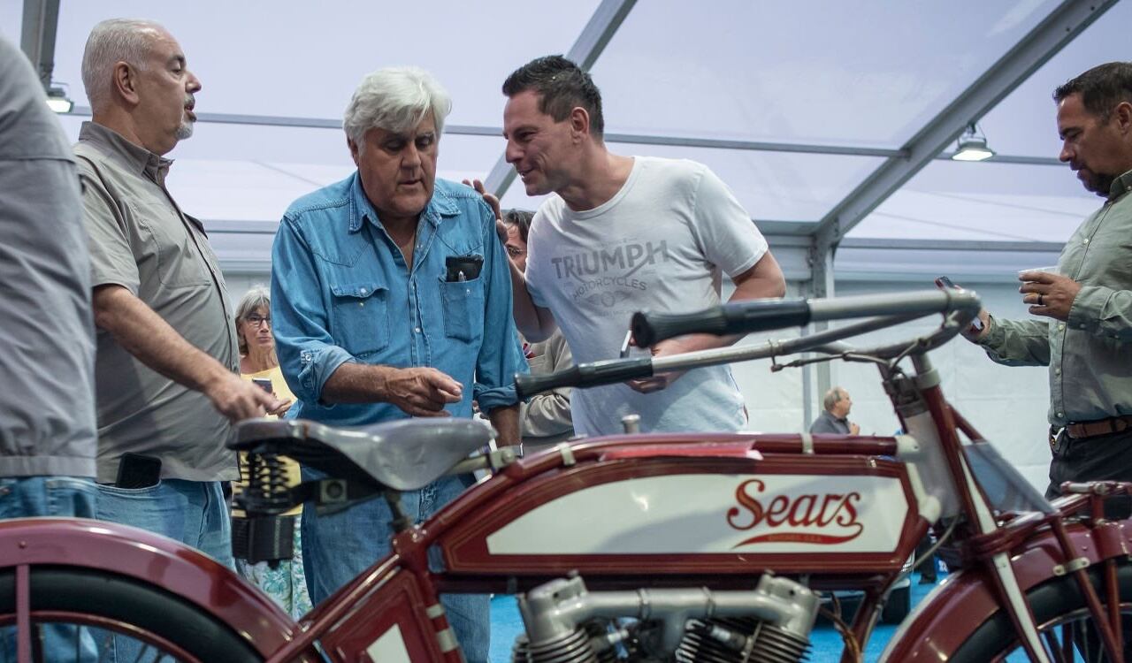 Jay Leno es un aficionado de las motos y los autos antiguos y de colección