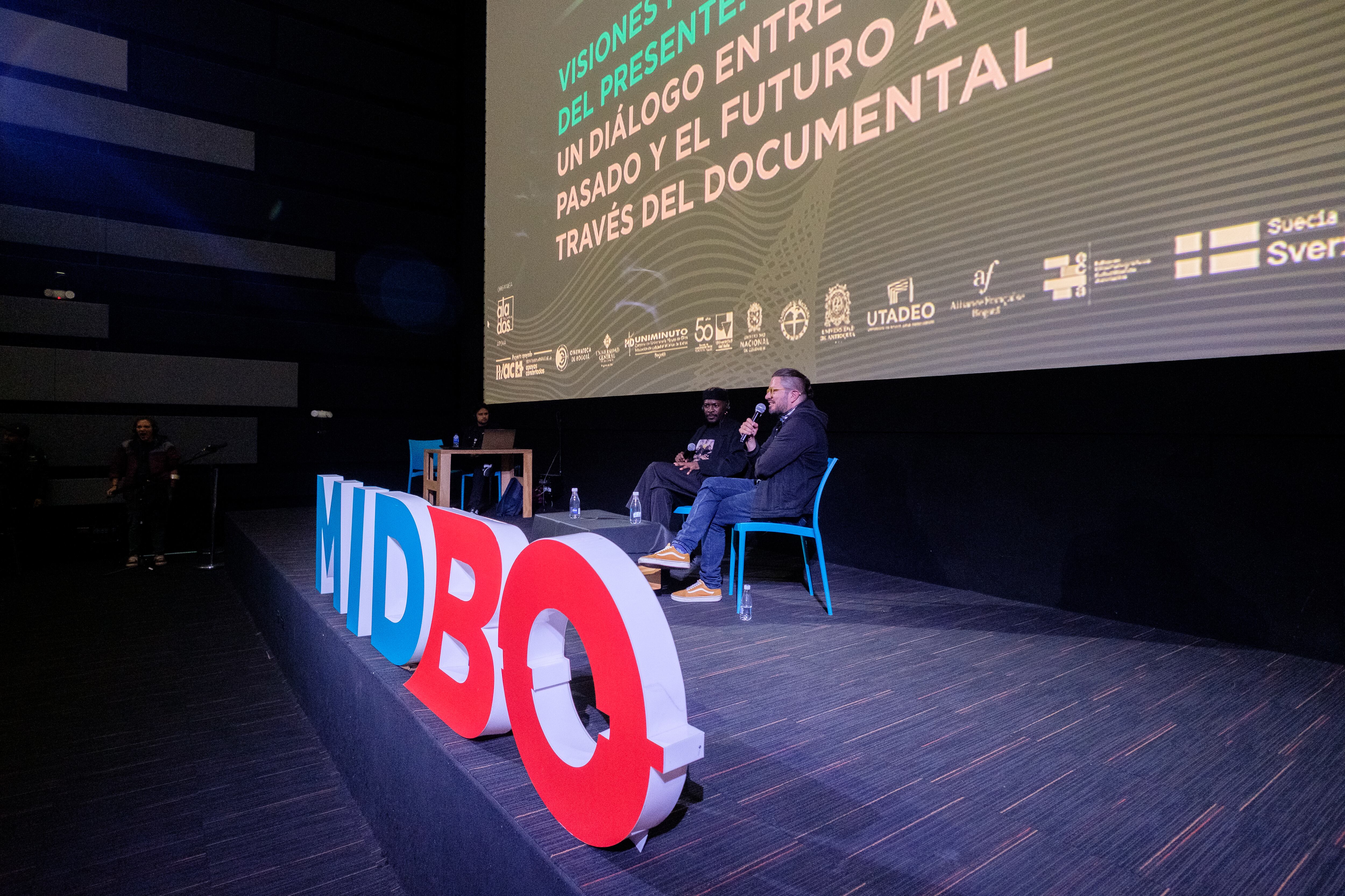 Se suman tres panoramas fuera de competencia, con 18 películas, además de tres focos dedicados a reconocidos documentalistas como: Claire Simon (Inglaterra), Ignacio Agüero (Chile) y Santiago Álvarez (Cuba), una retrospectiva de Sara Gómez (Cuba) y la sección Espejos: Gestos de reparación, integrada por 14 películas.