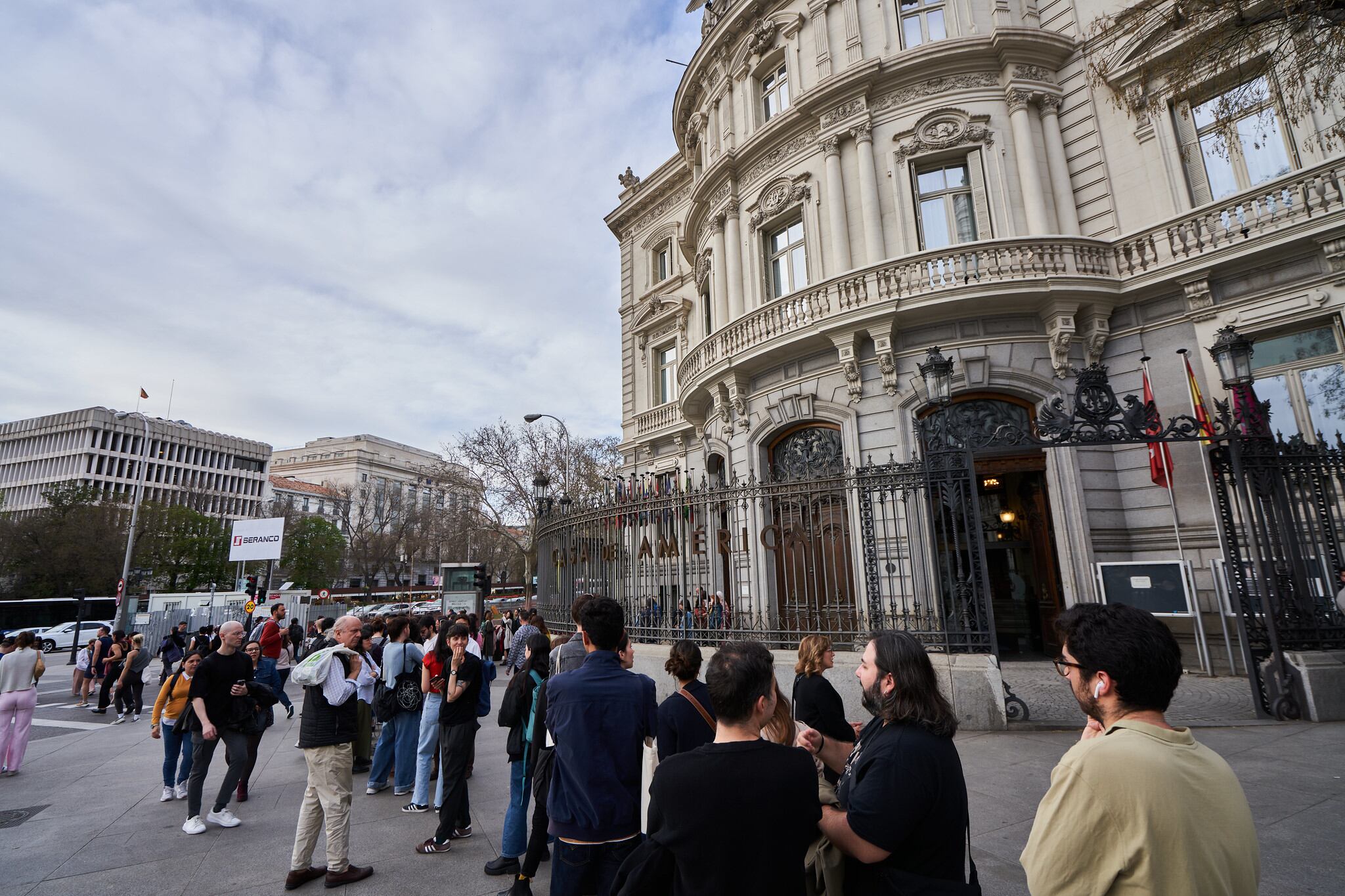 Masas de público haciendo cola para una presentación de Mariana Enriquez. Casa de América, CC BY-SA