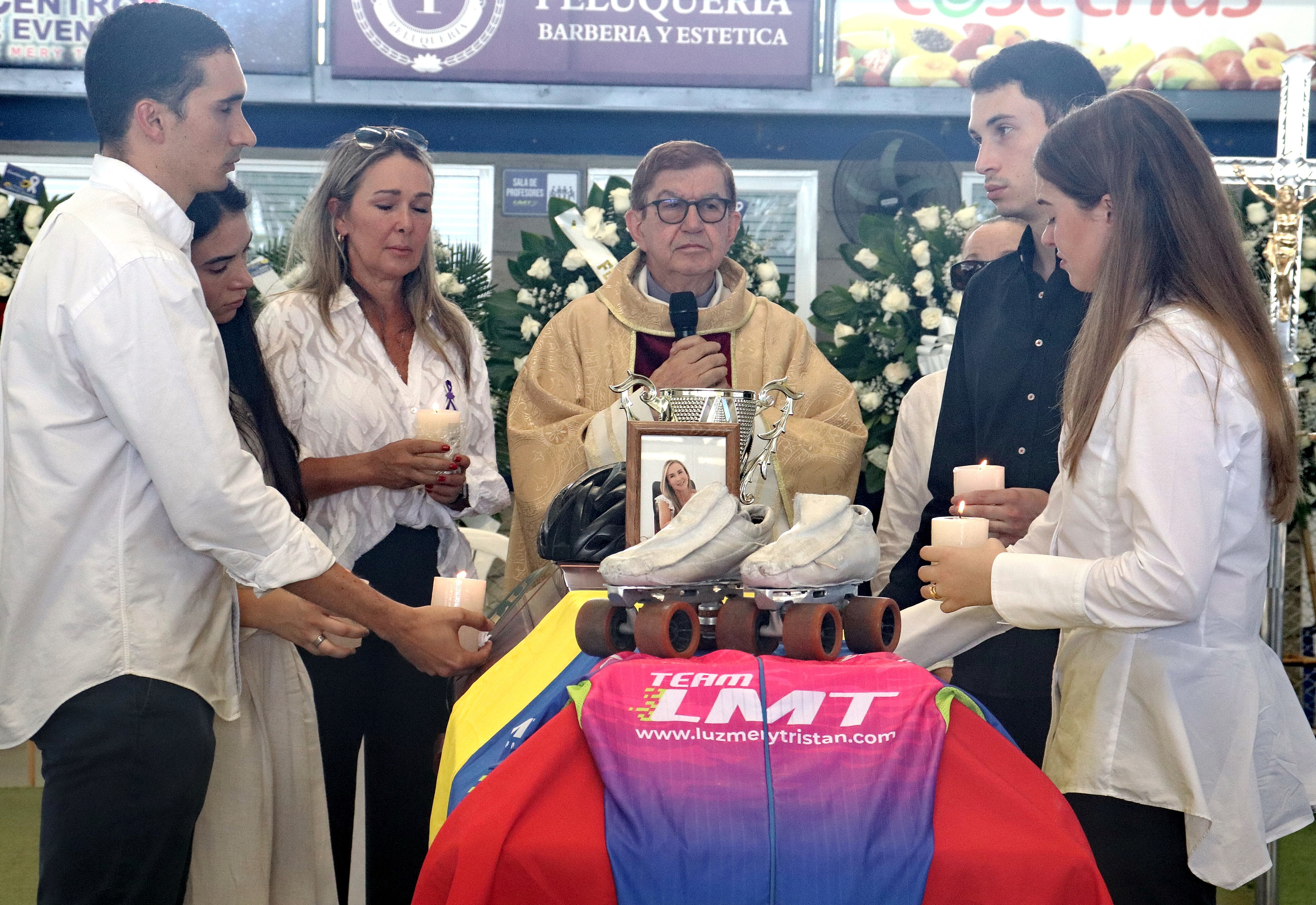 EN LE CENTRO DE EVENTOS LUZ MERY TRISTÁN SE CELEVRÓ EL FUNERAL DE LA EX CAMPONA MUNIDAL DE PATINAJE LUZ MERY TRISTÁN ASESINADA  POR SU NOVIO. AL ACTO ASISTIERON SUS HIJOS.