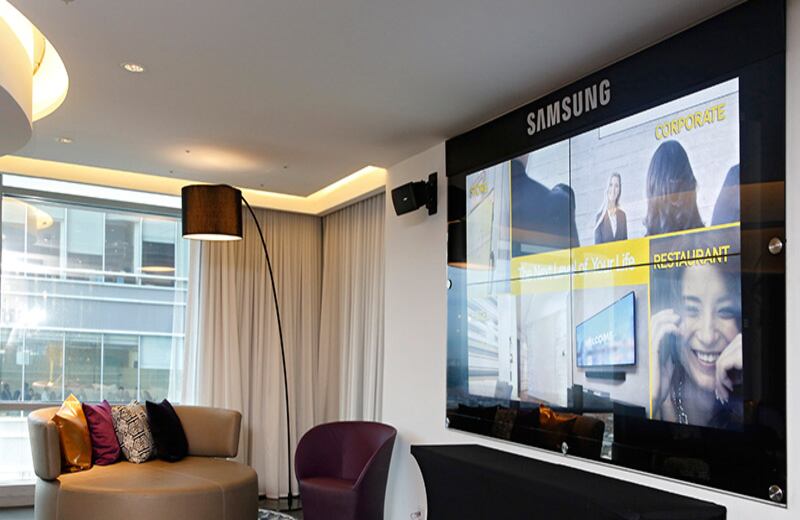 El servicio también se implementa, según sus creadores, para ayudar al medio ambiente. Los hoteles no gastarán dinero en folletos y papelería, en vez de eso podrán personalizar la información que quieren mostrar a sus clientes en los televisores.