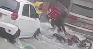 Rappitendero arrastrado por un arroyo en Barranquilla.